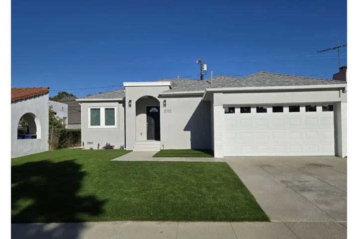 $2045 : Spacious 2 Bed Home in Lynwood image 1