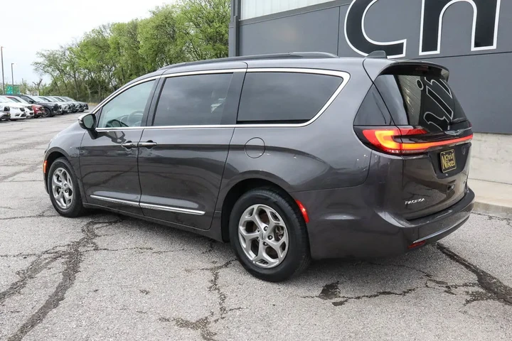 $26488 : 2023 Pacifica Limited FWD image 6