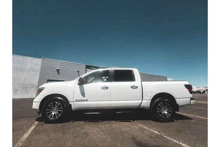 $28997 : Nissan Titan 2021 4x4 SV 4dr image 2
