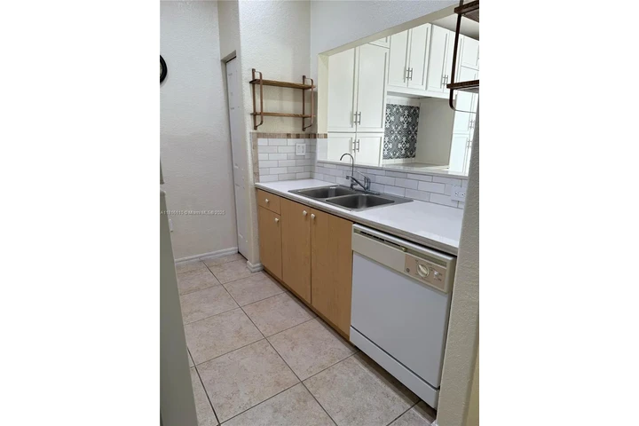 $2700 : Townhouse For Rent 3/2 image 6