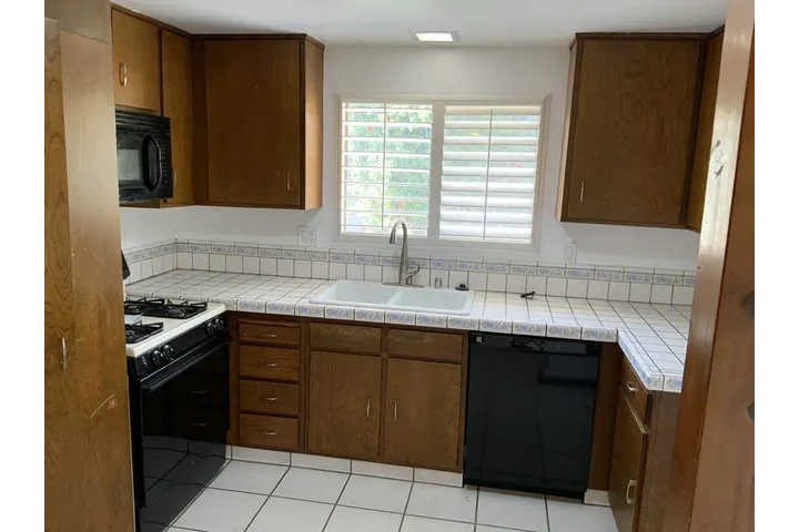 $1490 : Rialto Casa Available image 7