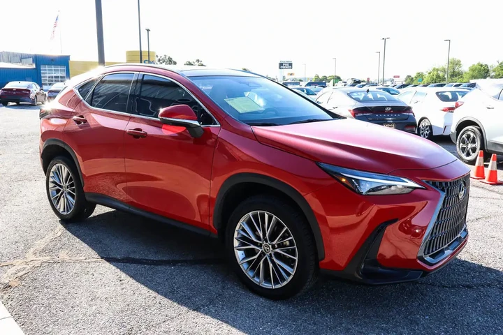 $39988 : 2022 NX 350 Luxury AWD image 3