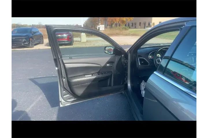 $4980 : Chrysler 200 2011 Limited 4d image 2