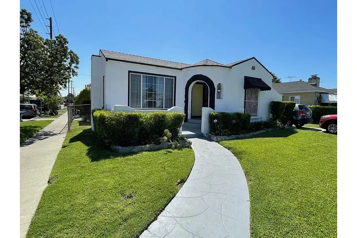 $1250 : renovated charming 2 bedroom image 1