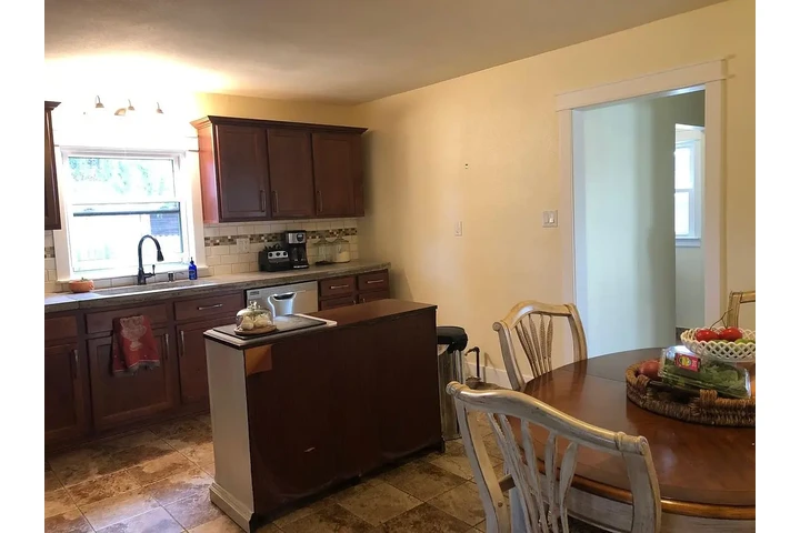 $1400 : Bright and updated two bedroom image 7