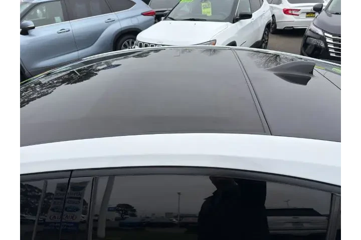 $29995 : Toyota Prius 2024 AWD Limite image 9