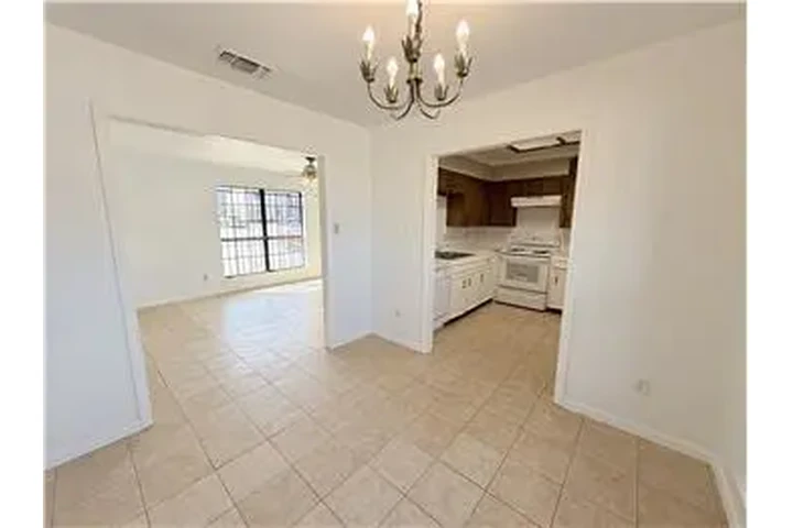 $750 : Rental property with 2 bedro image 7