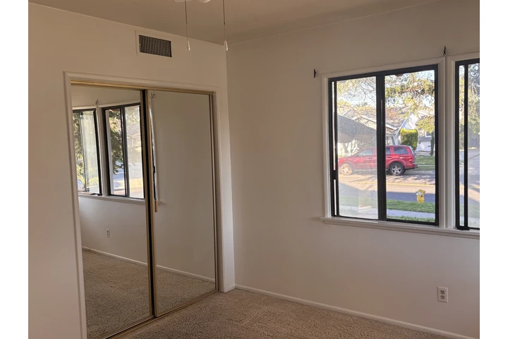 $700 : 2 cuartos image 1