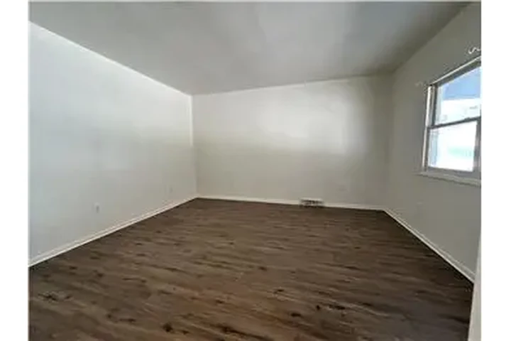 $525 : Rental property with 1 bedro image 3