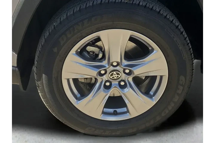 $29892 : Toyota RAV4 2023 AWD XLE 4dr image 9