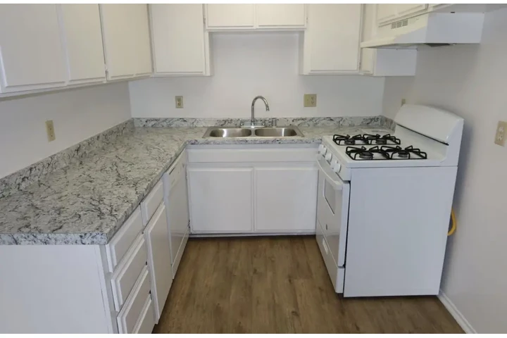 $1950 : 2 Bedroom Apt in W Adams  Blvd image 4