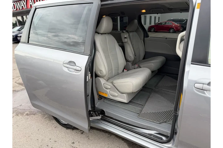 $5980 : 2011 Sienna XLE image 9