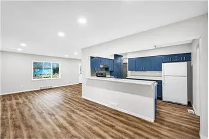 $900 : Rental property with 2 bedro image 8