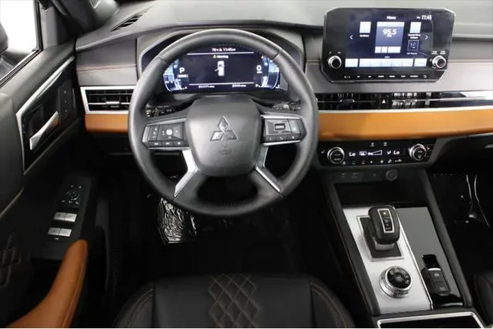 $24987 : Mitsubishi Outlander 2022 SE image 6