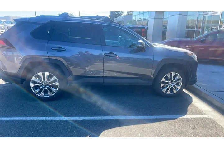 $27950 : Toyota RAV4 2021 AWD XLE Pre image 3