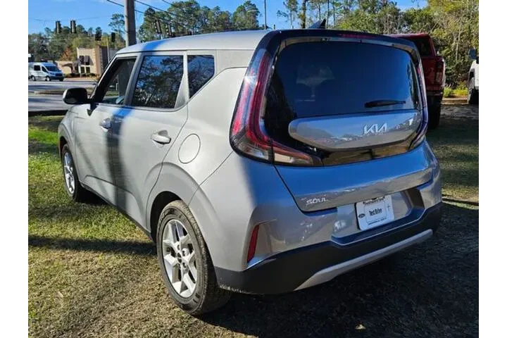 $17857 : Kia Soul 2024 LX 4dr Crossov image 10