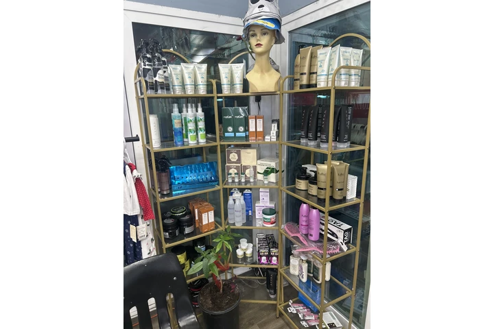 Se nesecita barbero o estilist image 3