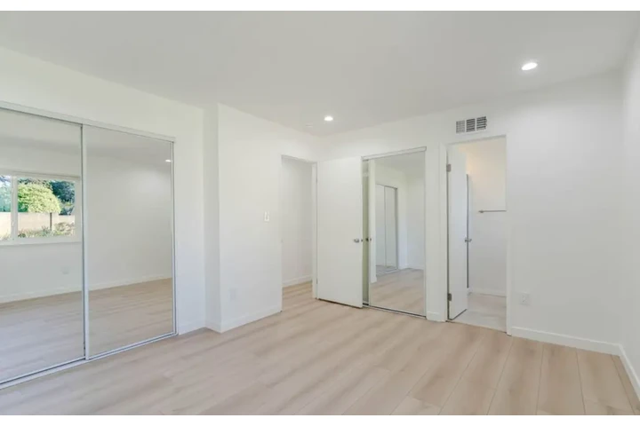 $2490 : 3 Bed 2 Bath Home in south LA image 8