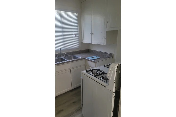 $1350 : single en Los Angeles $1,350 image 5