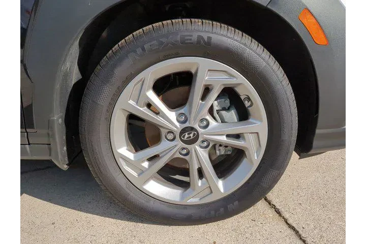 $19820 : Hyundai KONA 2023 SEL 4dr Cr image 9