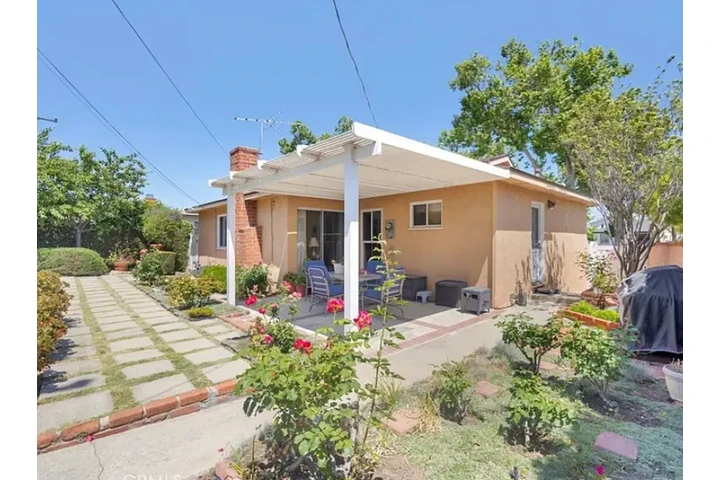 $2900 : Step into this beautifully upd image 2