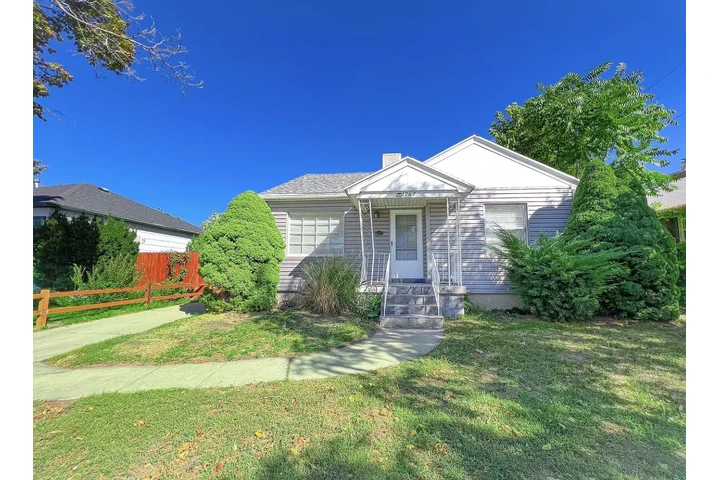 $900 : Move-in Ready 3-Bedroom home image 1