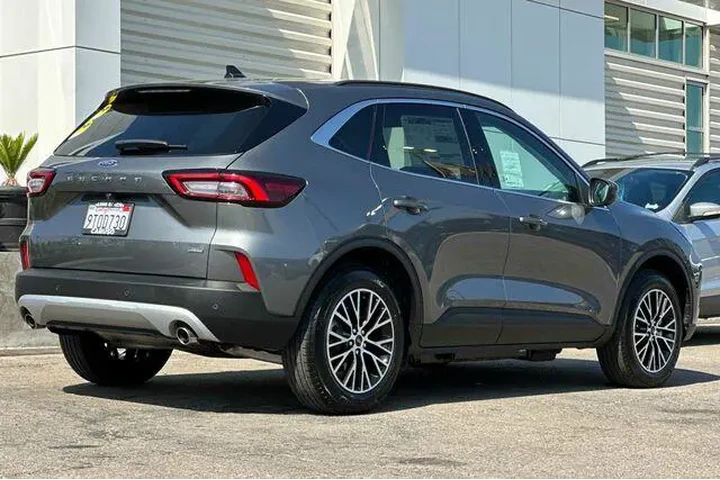 $35375 : Ford Escape Plug-In Hybrid 2 image 3