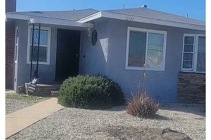 $1698 : 2 BEDROOM HOUSE GARAGE PARKING image 1