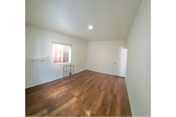 $1200 : Cuarto  de  Renta  !!!! image 5