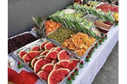Mesa de fruta tostilocos en Los Angeles