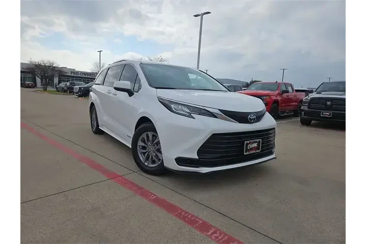 $28987 : Toyota Sienna 2021 LE 8-Pass image 1