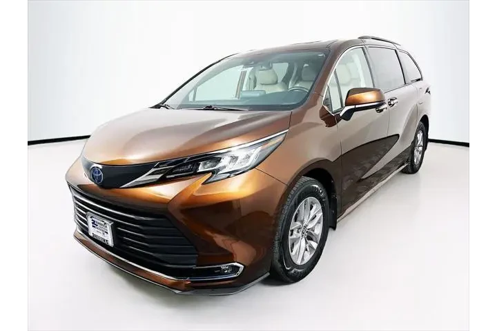$37990 : Toyota Sienna 2022 AWD XLE 7 image 2