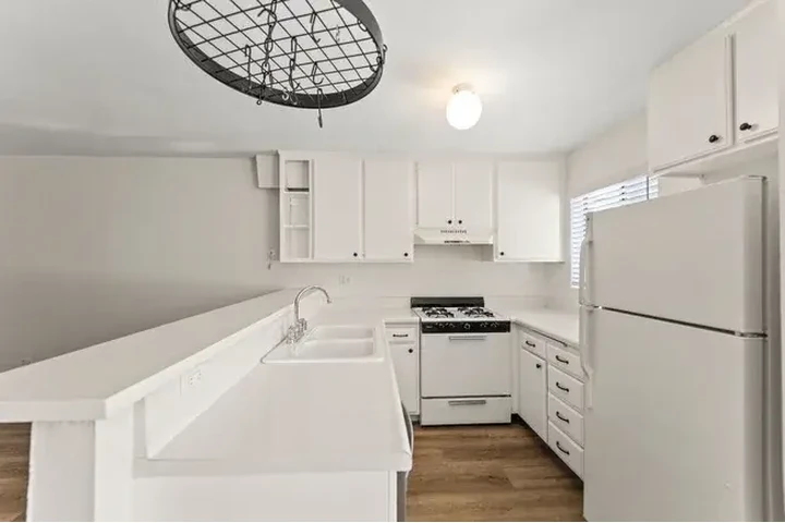 $1070 : Renta Apto 1Hab Premium LA USA image 2