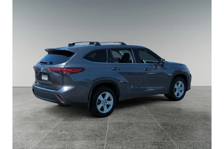 $34970 : Toyota Highlander 2022 LE 4d image 5