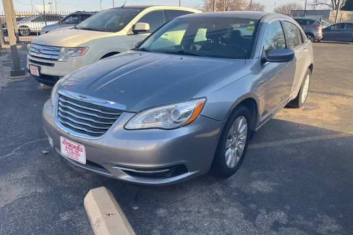 2014 200 LX image 2