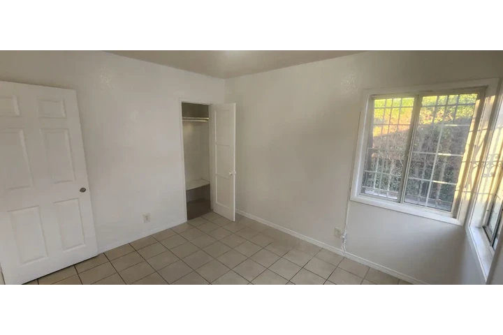 $2250 : Triplex Unit in Lynwood image 4