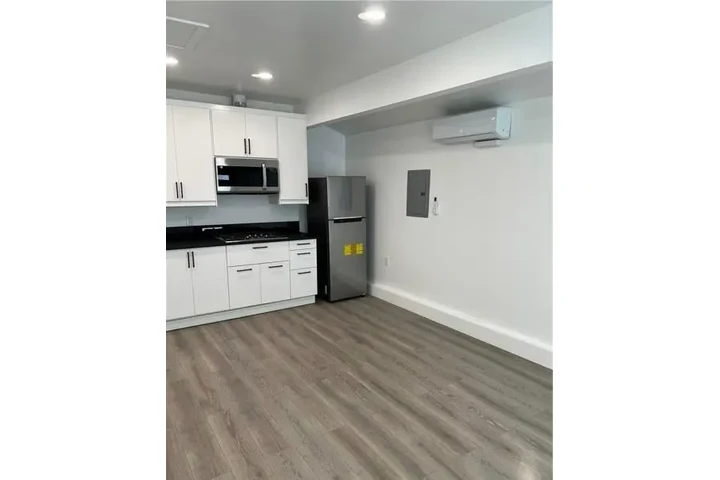 $1100 : estudio recién reformado image 2