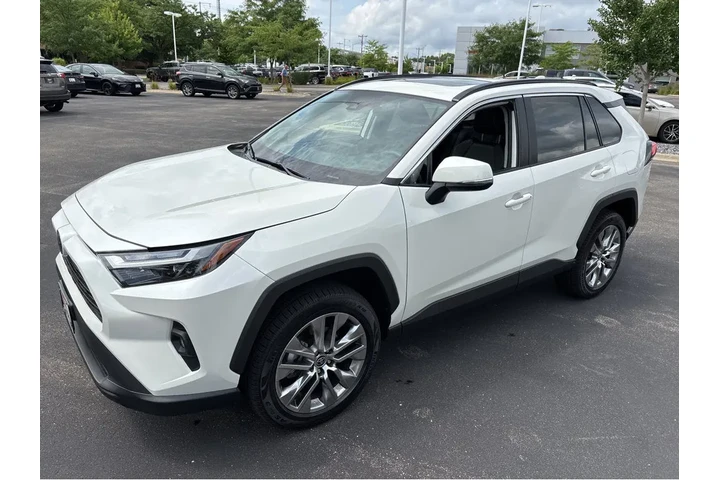 $34589 : Gold Certified2022 RAV4 XLE P image 9