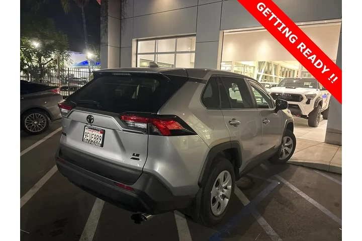 $28444 : Toyota RAV4 2023 AWD LE 4dr image 3