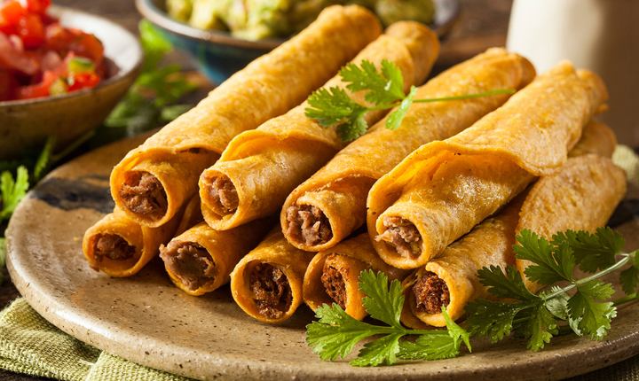 Preparación de flautas de carne deshebrada