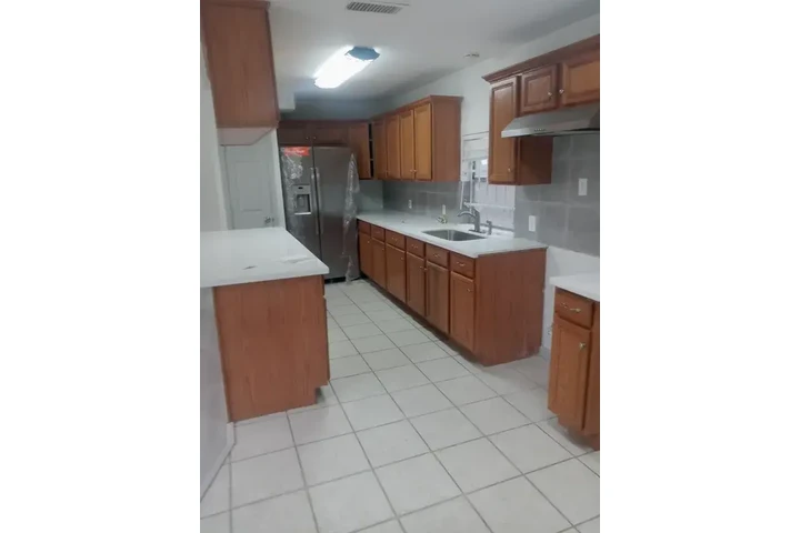 $1100 : East Houston Home image 6