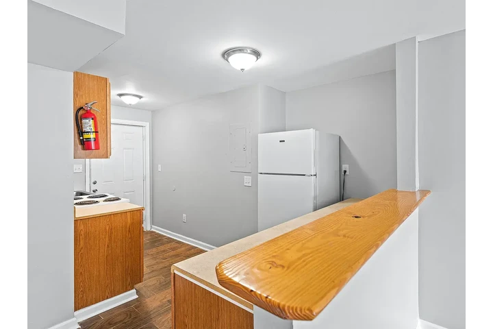 $1002 : 2bd 1 ba image 7