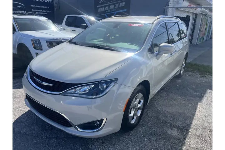 $9850 : 2017 Pacifica Touring-L Plus image 3
