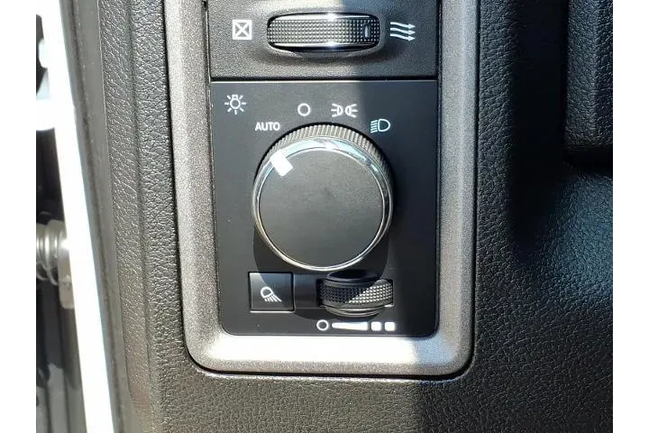 $21988 : Ram 1500 Classic 2022 4x2 Tr image 1