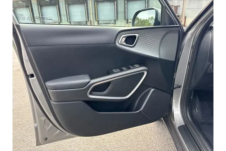 $16120 : Kia Soul 2023 LX 4dr Crossov image 10