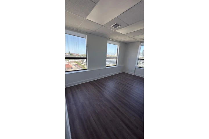 $900 : Coercial suite for rent image 3