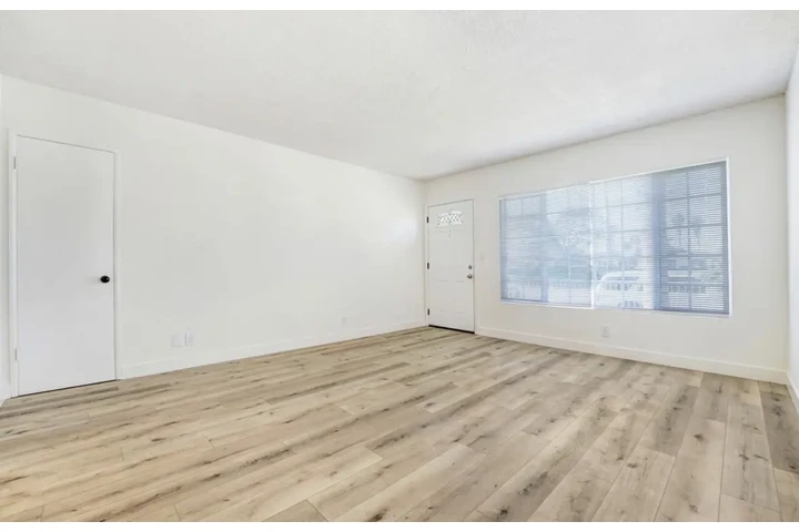 $1900 : 2 Bedroom Apt in Koreatown image 2