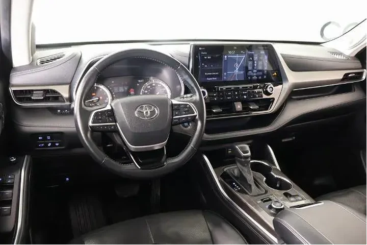 $34787 : Toyota Highlander 2022 AWD L image 2
