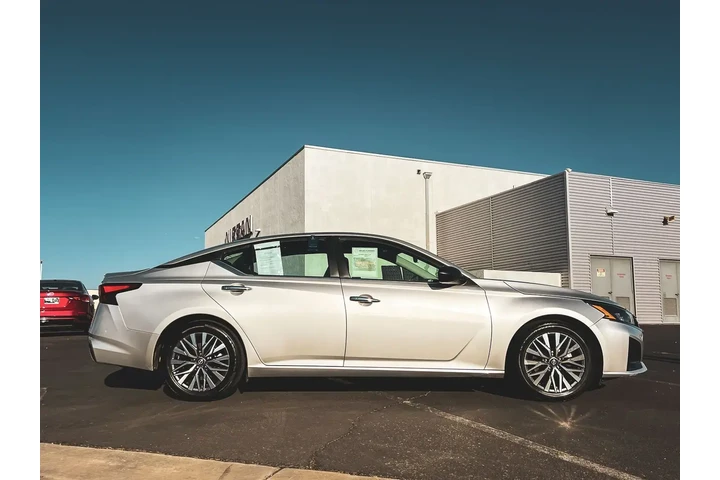 $18836 : Nissan Altima 2024 2.5 SV 4d image 2