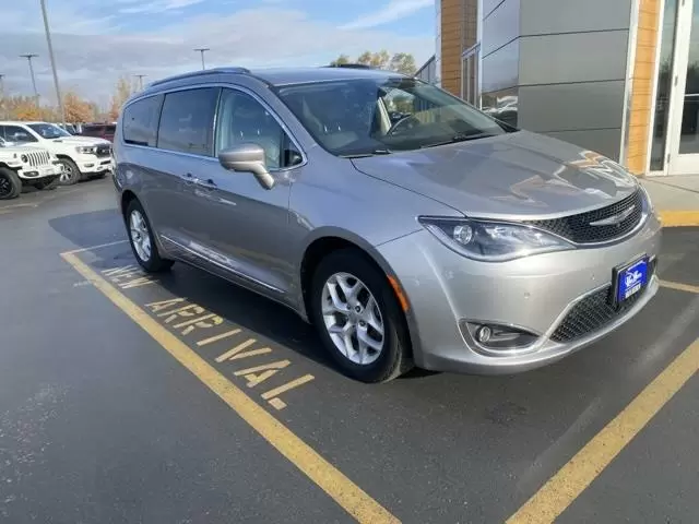 $15840 : Pre-Owned 2017 Pacifica Touri image 2